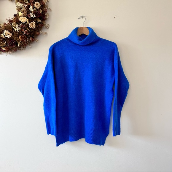 VINTAGE | Bright Blue Plush Knit Turtleneck - Picture 2 of 6